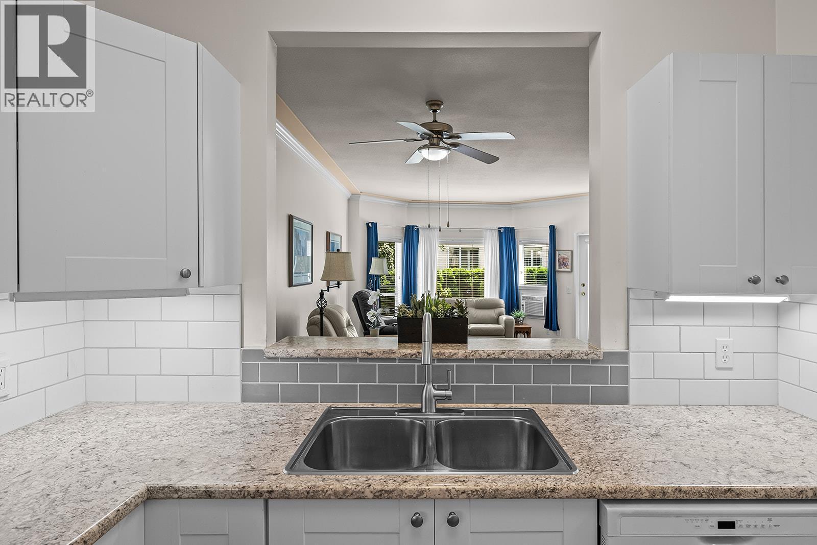 877 Klo Road Unit# 112, Kelowna, BC - Indoor Photo Showing Kitchen With Double Sink