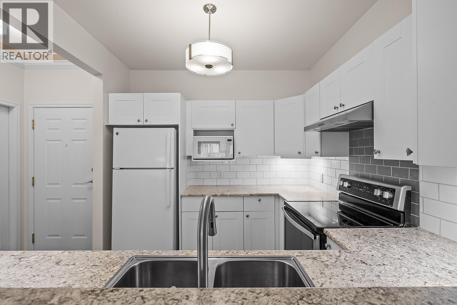 877 Klo Road Unit# 112, Kelowna, BC - Indoor Photo Showing Kitchen With Double Sink