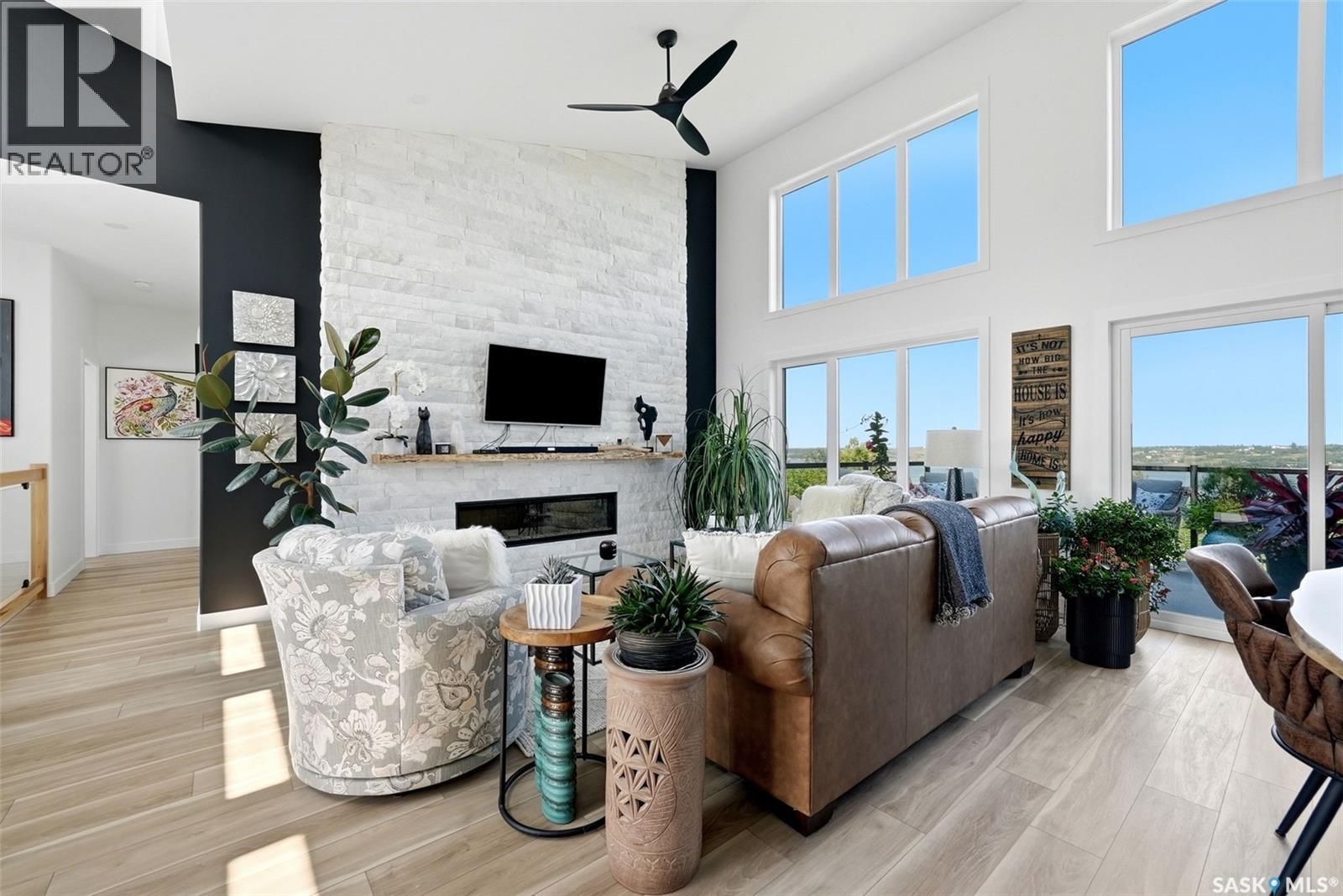 232 Edgewood Drive, Buena Vista, SK - Indoor Photo Showing Living Room With Fireplace