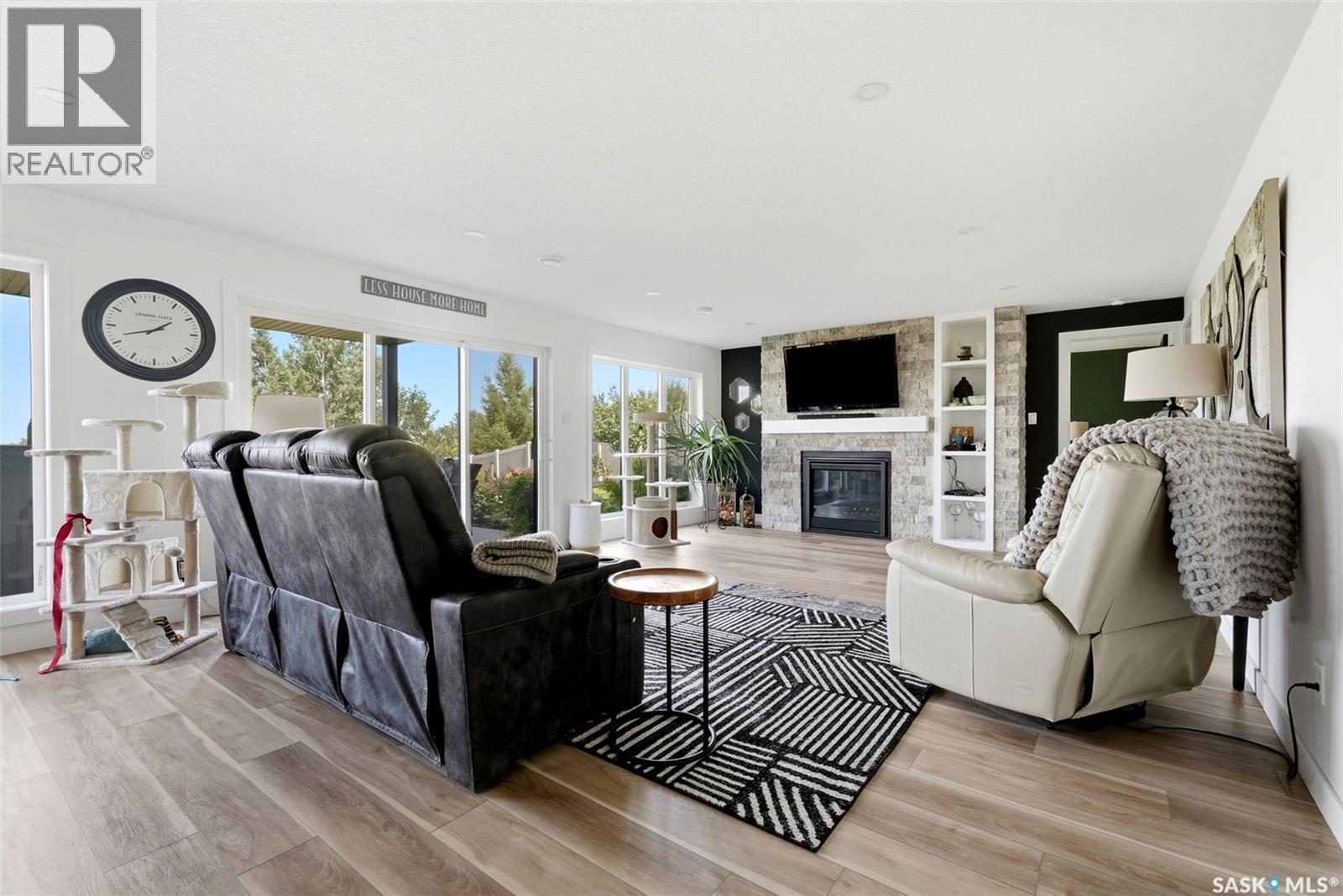 232 Edgewood Drive, Buena Vista, SK - Indoor Photo Showing Living Room With Fireplace