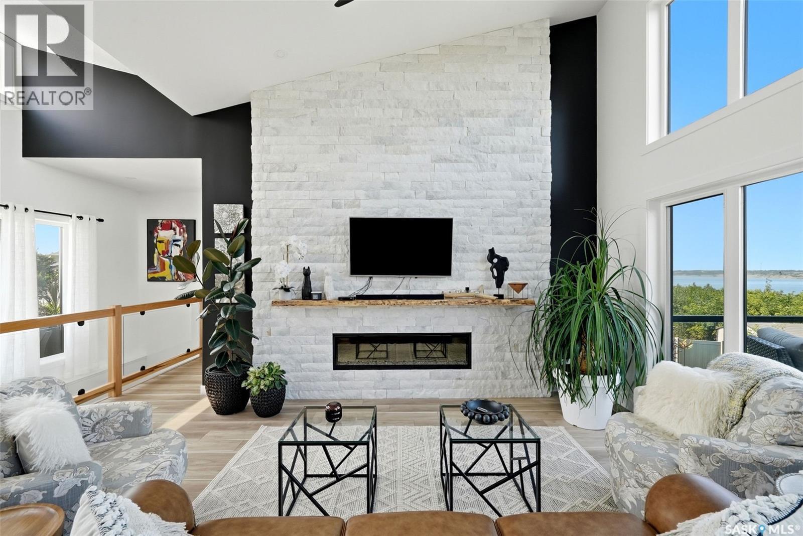 232 Edgewood Drive, Buena Vista, SK - Indoor Photo Showing Living Room With Fireplace