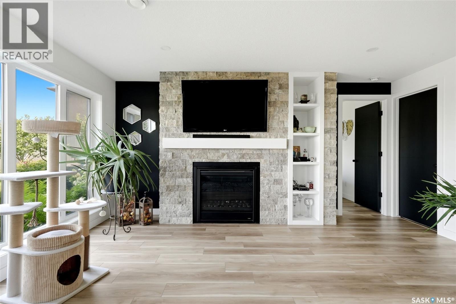232 Edgewood Drive, Buena Vista, SK - Indoor Photo Showing Living Room With Fireplace