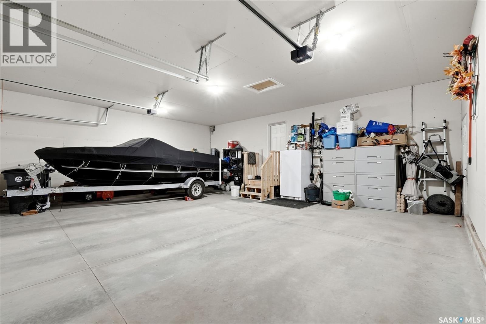 232 Edgewood Drive, Buena Vista, SK - Indoor Photo Showing Garage