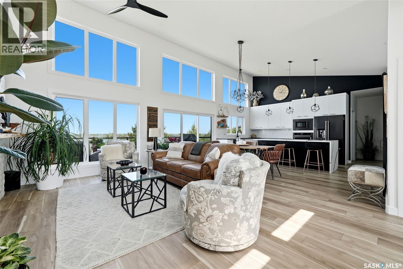 232 Edgewood Drive, Buena Vista, SK - Indoor Photo Showing Living Room
