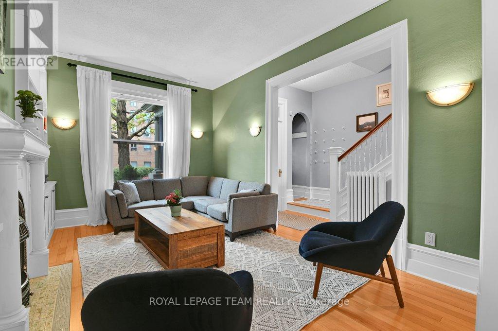 7 Third Avenue, Ottawa, ON - Indoor Photo Showing Living Room