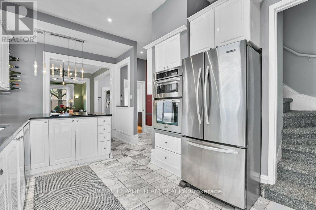 7 Third Avenue, Ottawa, ON - Indoor Photo Showing Kitchen With Double Sink