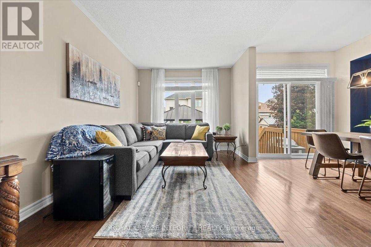 1433 Comfrey Crescent, Ottawa, ON - Indoor Photo Showing Living Room