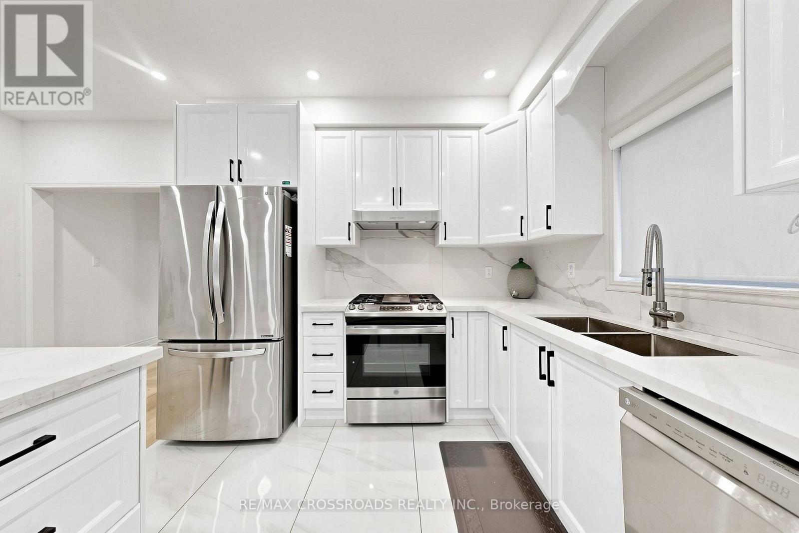 82 Jack Monkman Crescent, Markham, ON - Indoor Photo Showing Kitchen With Stainless Steel Kitchen With Double Sink With Upgraded Kitchen