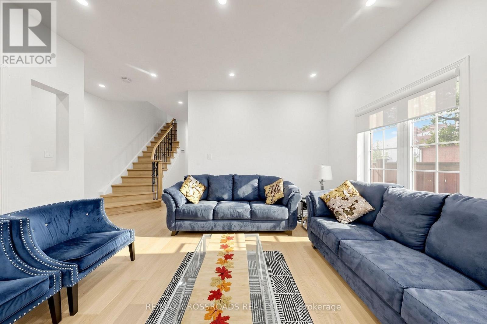 82 Jack Monkman Crescent, Markham, ON - Indoor Photo Showing Living Room