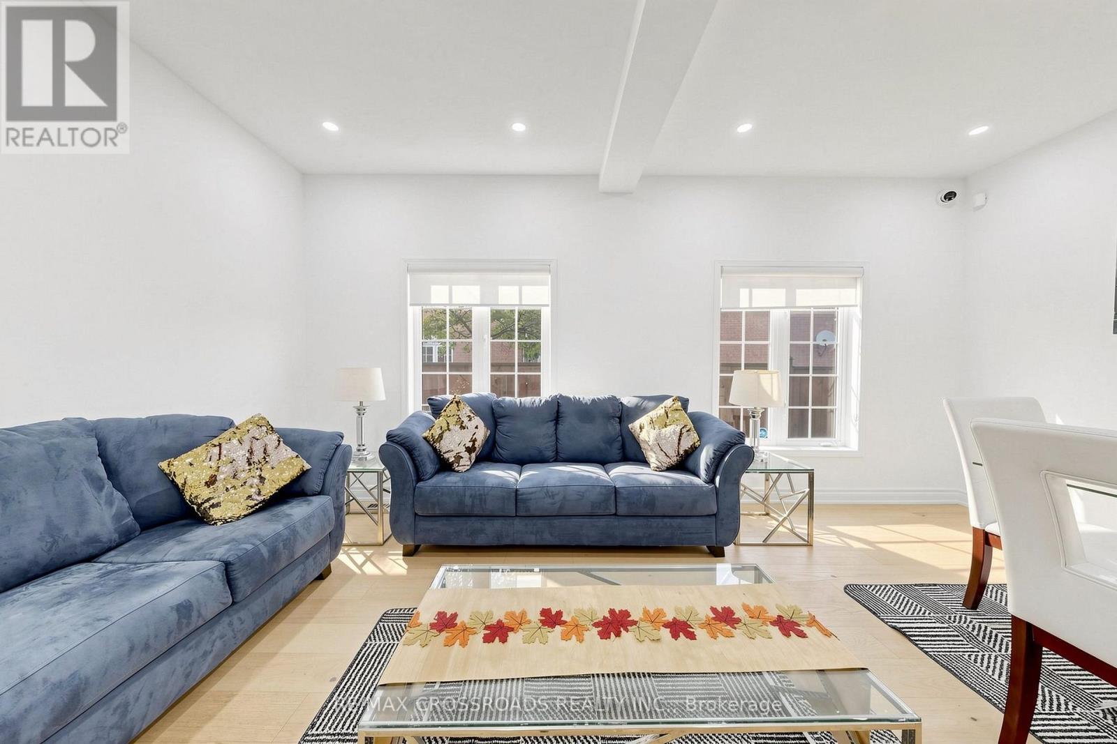 82 Jack Monkman Crescent, Markham, ON - Indoor Photo Showing Living Room