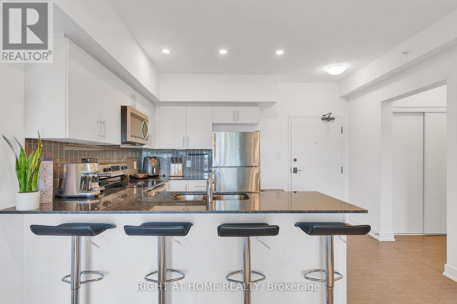 507 - 4 Spice Way, Barrie, ON - Indoor Photo Showing Kitchen With Upgraded Kitchen