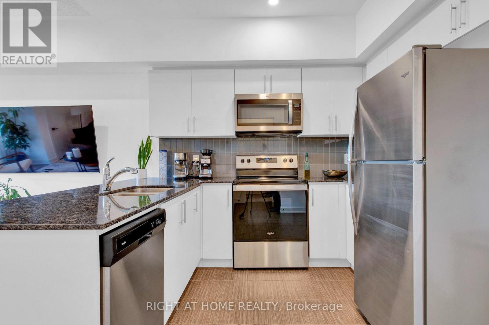 507 - 4 Spice Way, Barrie, ON - Indoor Photo Showing Kitchen With Stainless Steel Kitchen With Upgraded Kitchen
