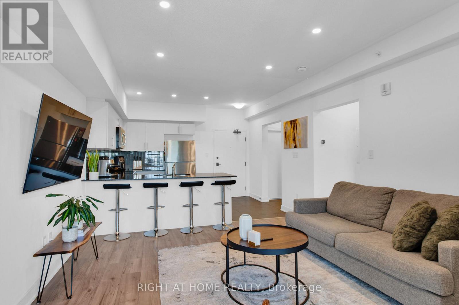507 - 4 Spice Way, Barrie, ON - Indoor Photo Showing Living Room