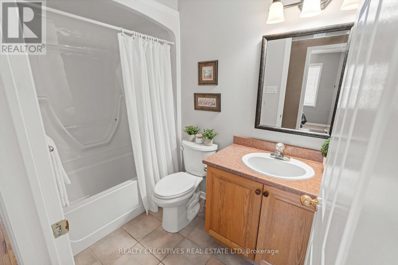 Main 3pc Bathroom - 434 Queen Street, North Dundas, ON - Indoor Photo Showing Bathroom