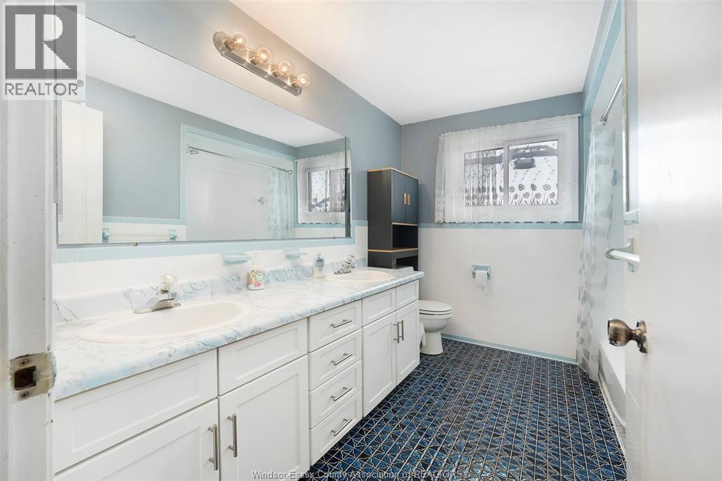 907 Gladstone Avenue Unit# Main, Windsor, ON - Indoor Photo Showing Bathroom