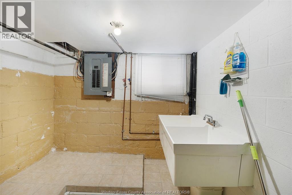 907 Gladstone Avenue Unit# Main, Windsor, ON - Indoor Photo Showing Bathroom