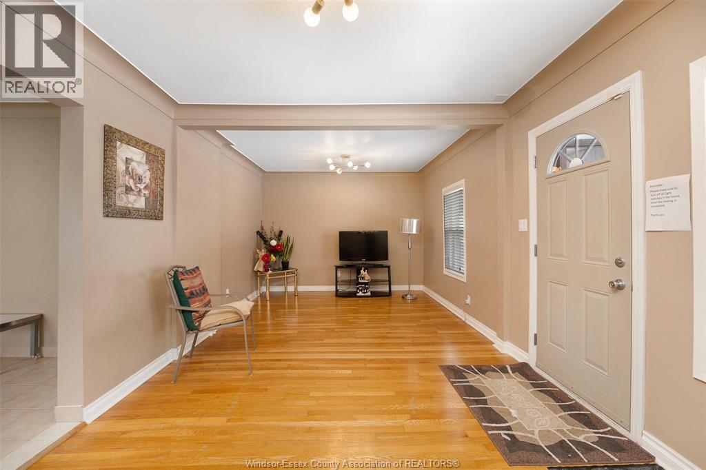 907 Gladstone Avenue Unit# Main, Windsor, ON - Indoor Photo Showing Other Room