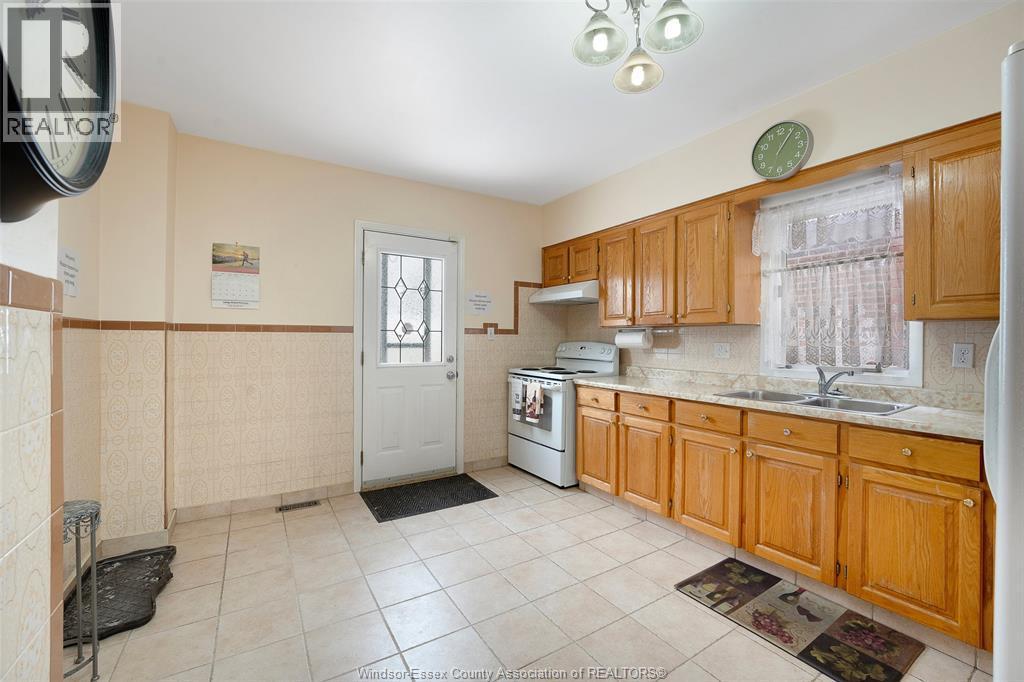 907 Gladstone Avenue Unit# Main, Windsor, ON - Indoor Photo Showing Kitchen With Double Sink