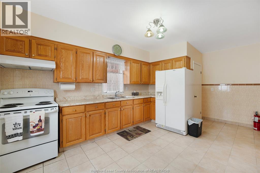 907 Gladstone Avenue Unit# Main, Windsor, ON - Indoor Photo Showing Kitchen With Double Sink