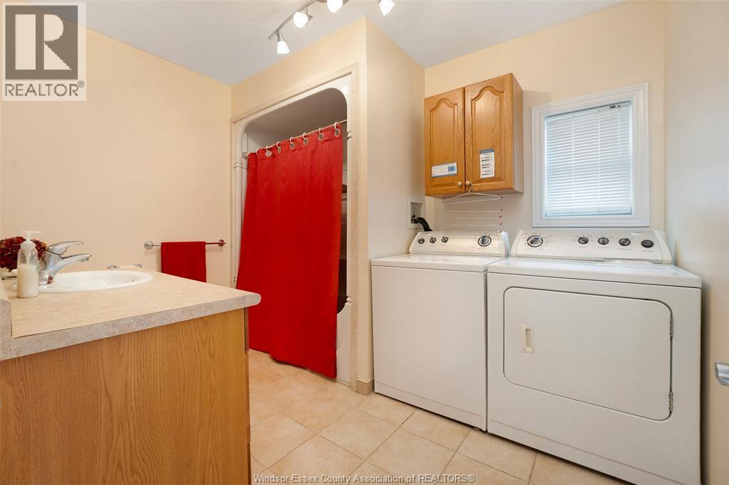 907 Gladstone Avenue Unit# Main, Windsor, ON - Indoor Photo Showing Laundry Room