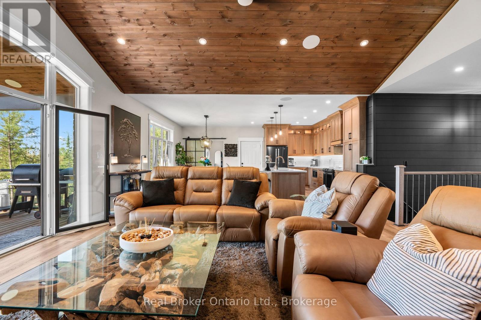 156 Pine View Drive, West Grey, ON - Indoor Photo Showing Living Room