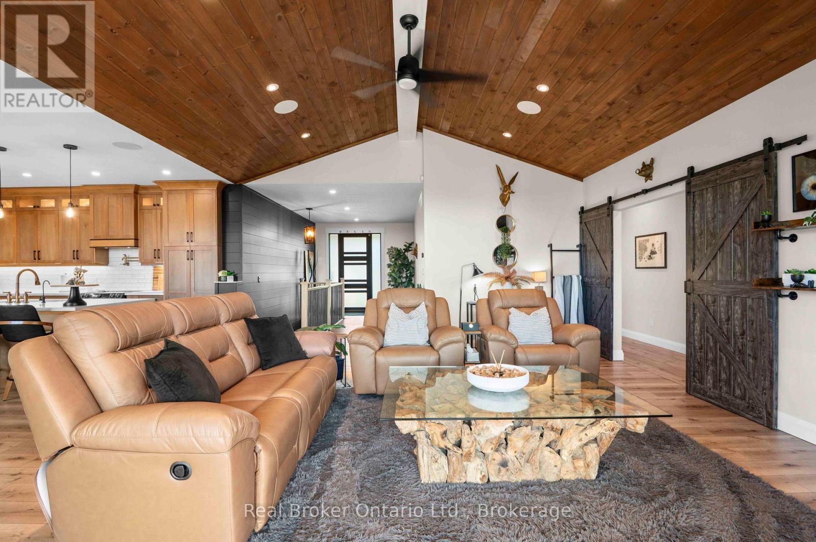 156 Pine View Drive, West Grey, ON - Indoor Photo Showing Living Room