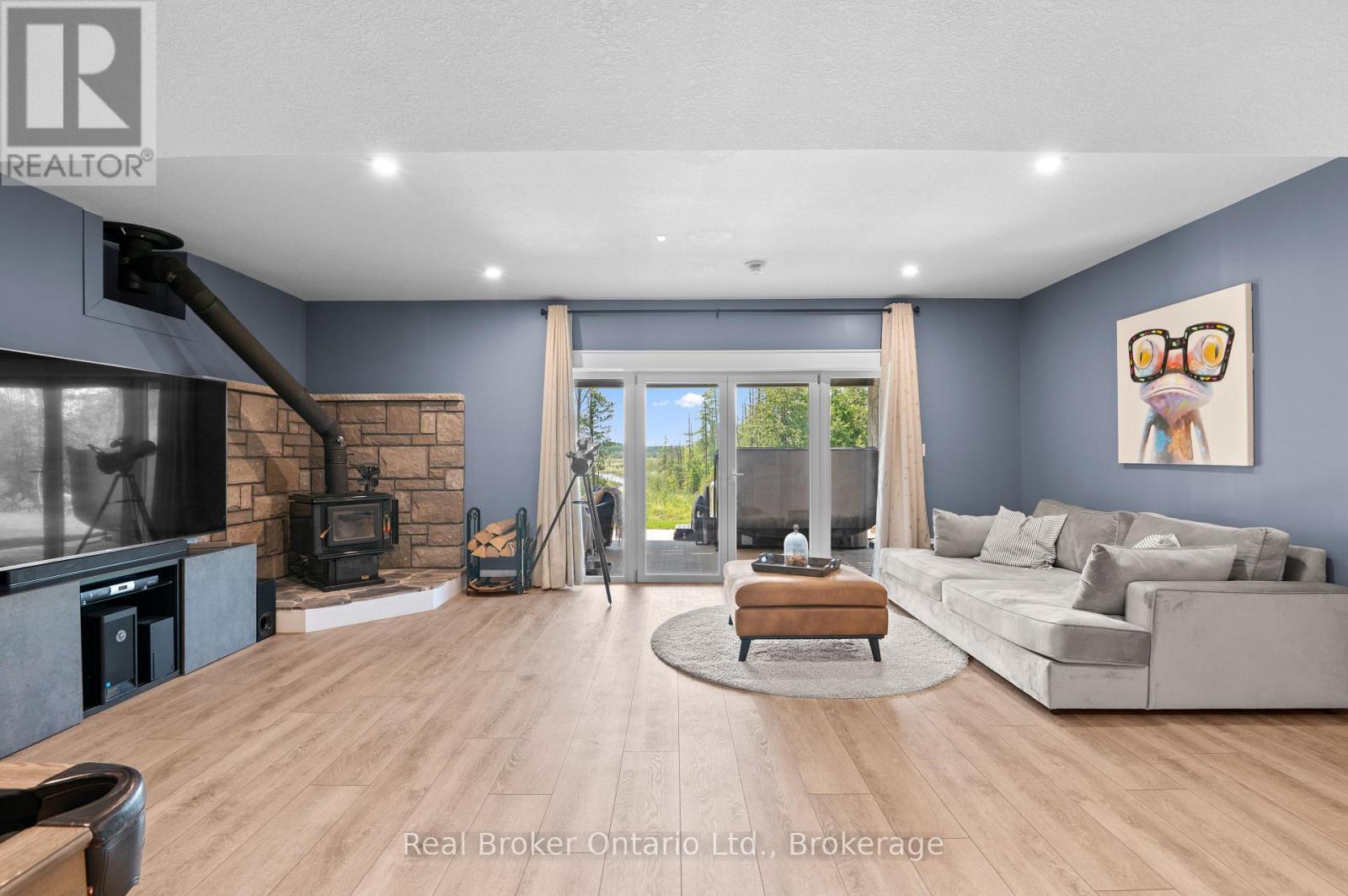156 Pine View Drive, West Grey, ON - Indoor Photo Showing Living Room