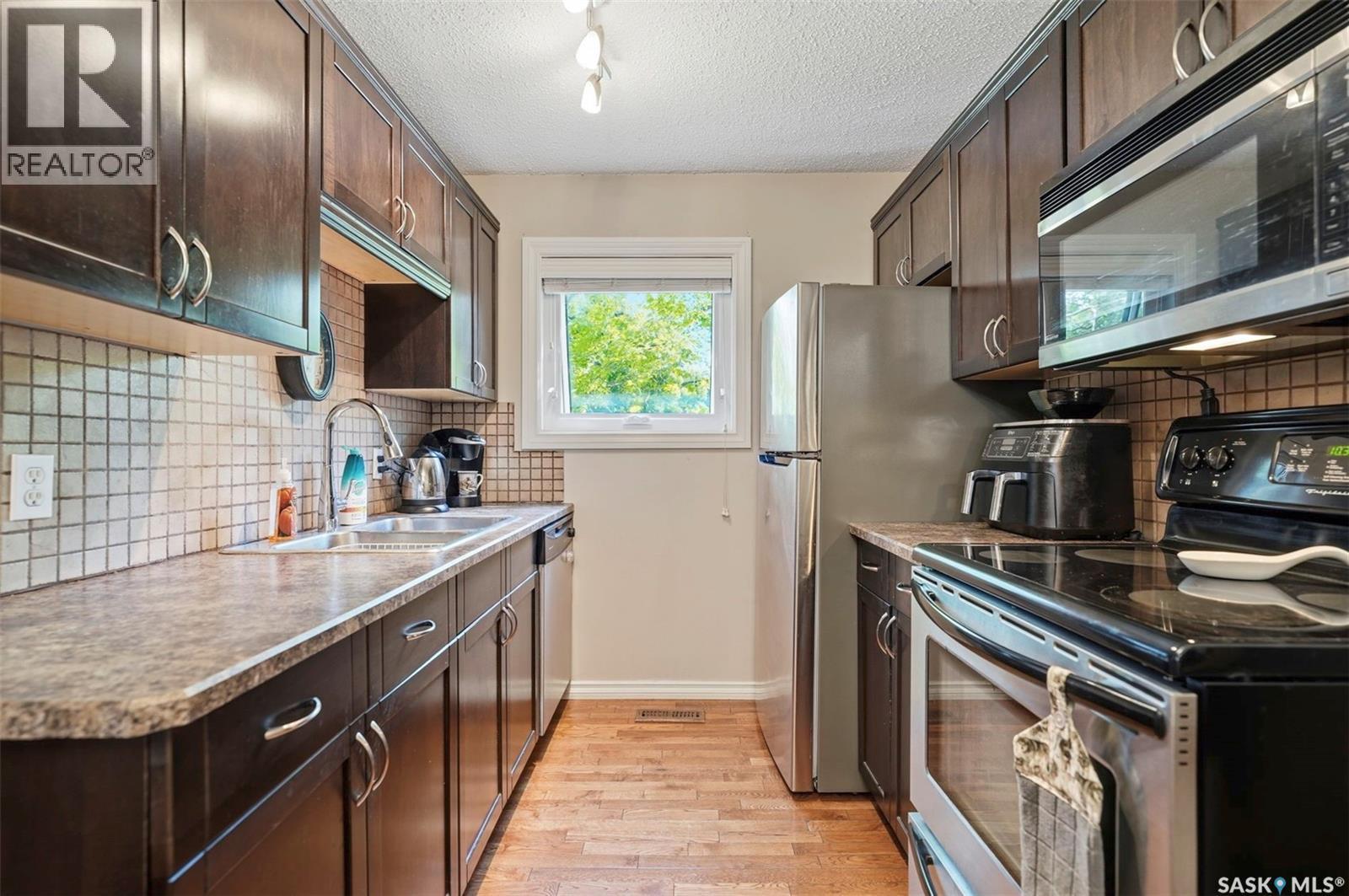 402 2703 Spadina Crescent E, Saskatoon, SK - Indoor Photo Showing Kitchen With Double Sink
