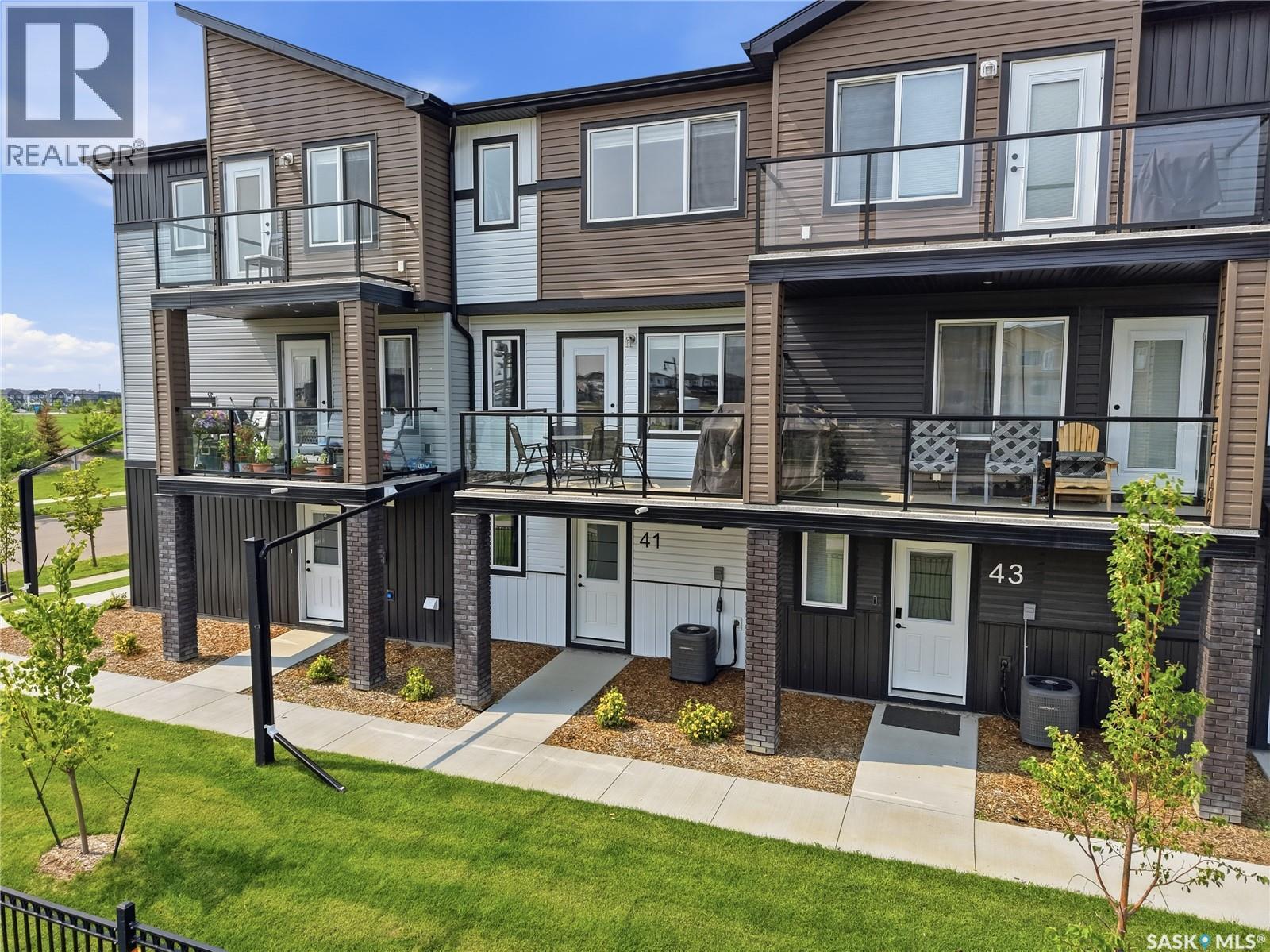 41 651 Dubois Crescent, Saskatoon, SK - Outdoor With Balcony With Facade