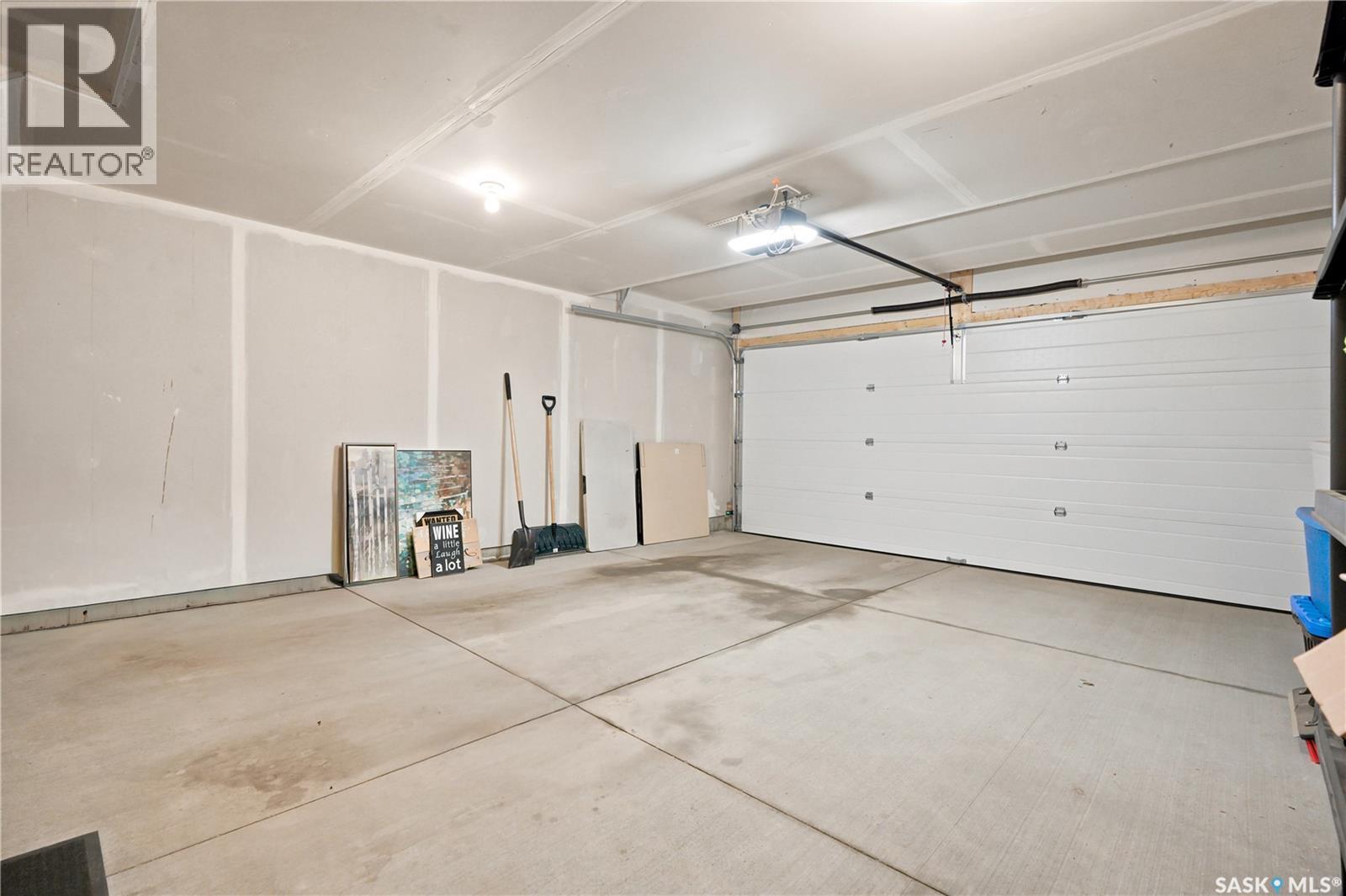 41 651 Dubois Crescent, Saskatoon, SK - Indoor Photo Showing Garage
