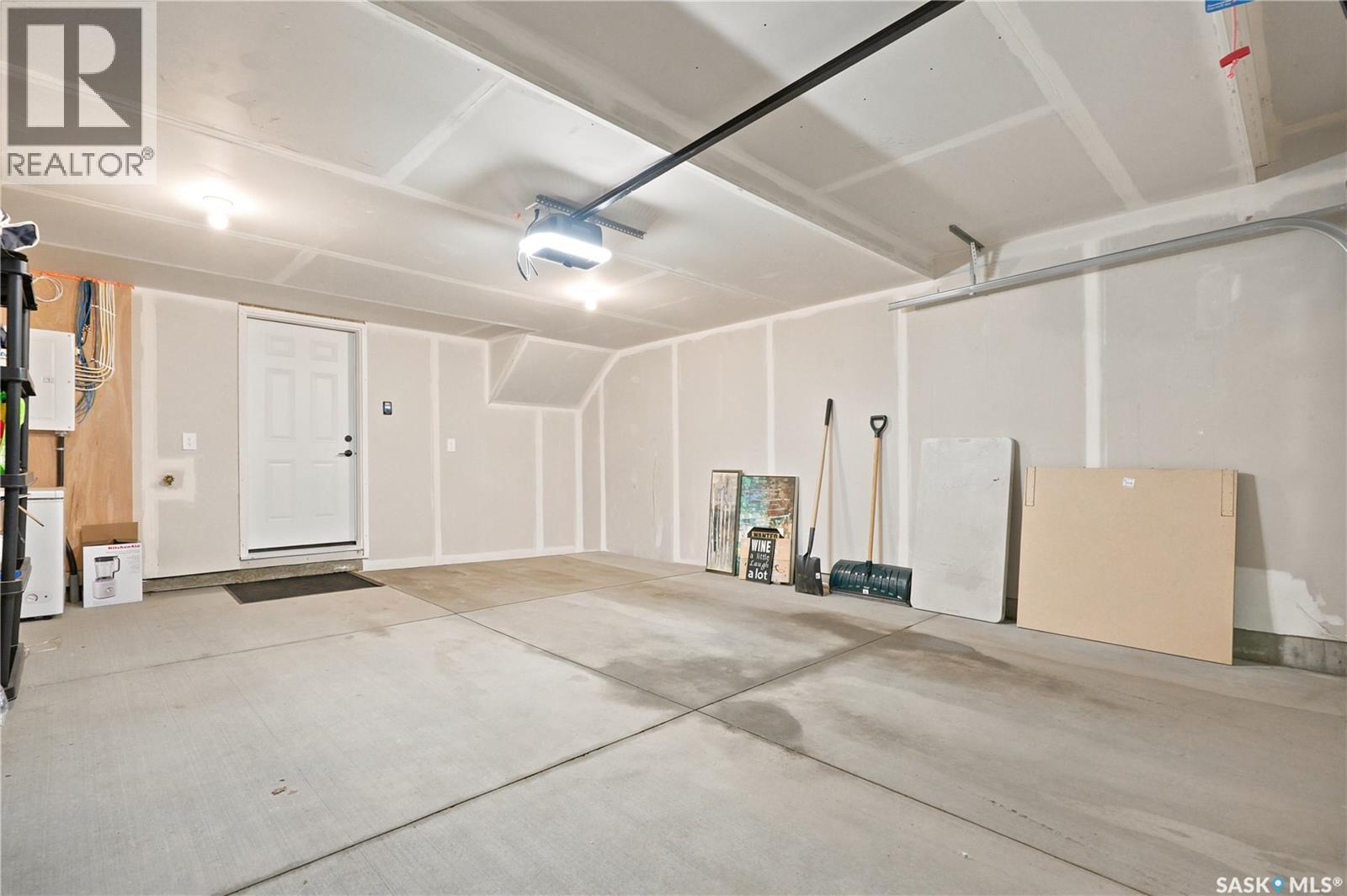 41 651 Dubois Crescent, Saskatoon, SK - Indoor Photo Showing Garage