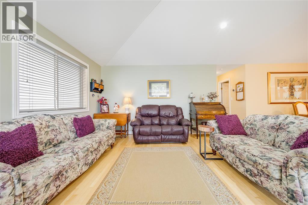 1739 Castleton Avenue, Windsor, ON - Indoor Photo Showing Living Room