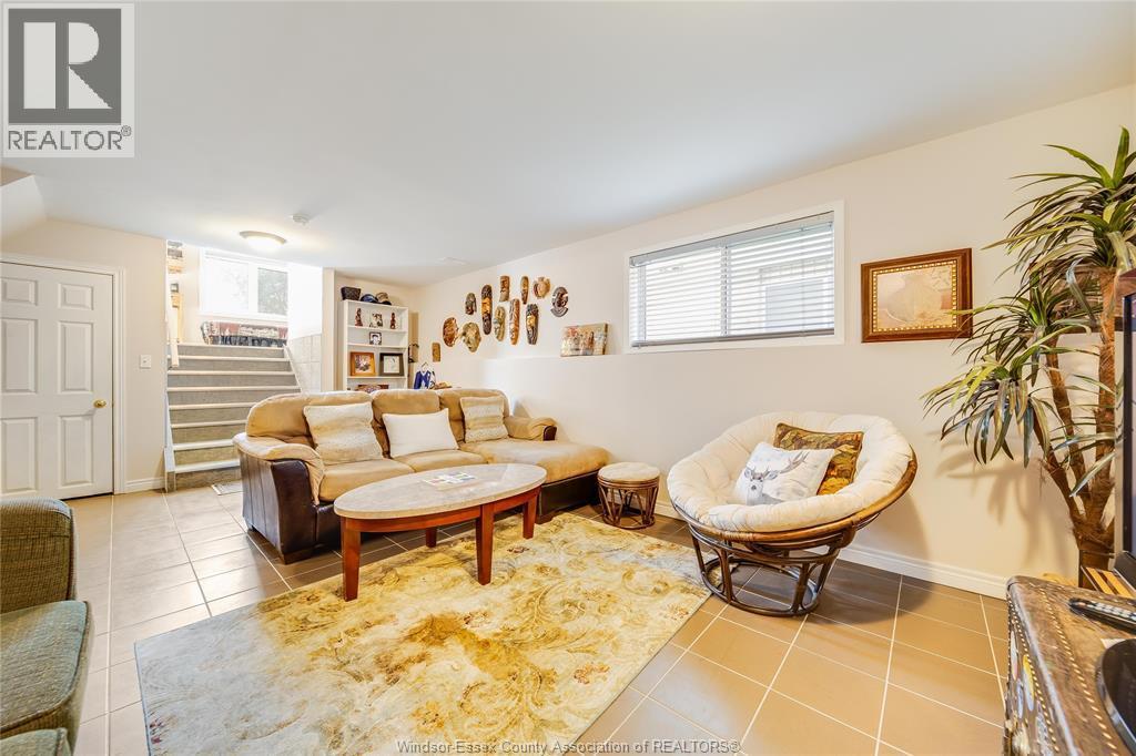 1739 Castleton Avenue, Windsor, ON - Indoor Photo Showing Living Room