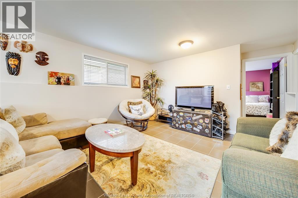 1739 Castleton Avenue, Windsor, ON - Indoor Photo Showing Living Room