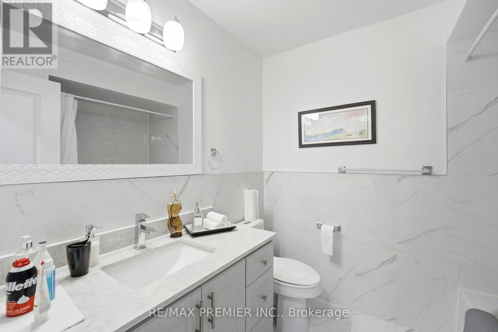15 Madonna Gardens, Toronto, ON - Indoor Photo Showing Bathroom