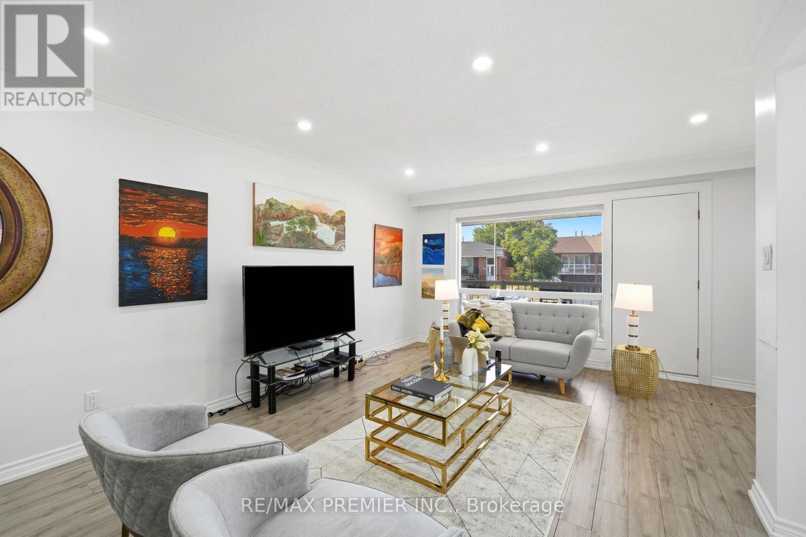 15 Madonna Gardens, Toronto, ON - Indoor Photo Showing Living Room