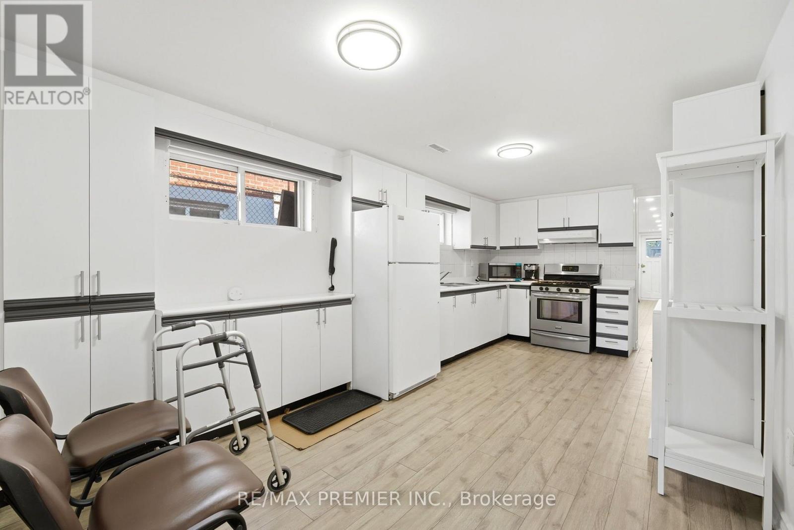 15 Madonna Gardens, Toronto, ON - Indoor Photo Showing Kitchen