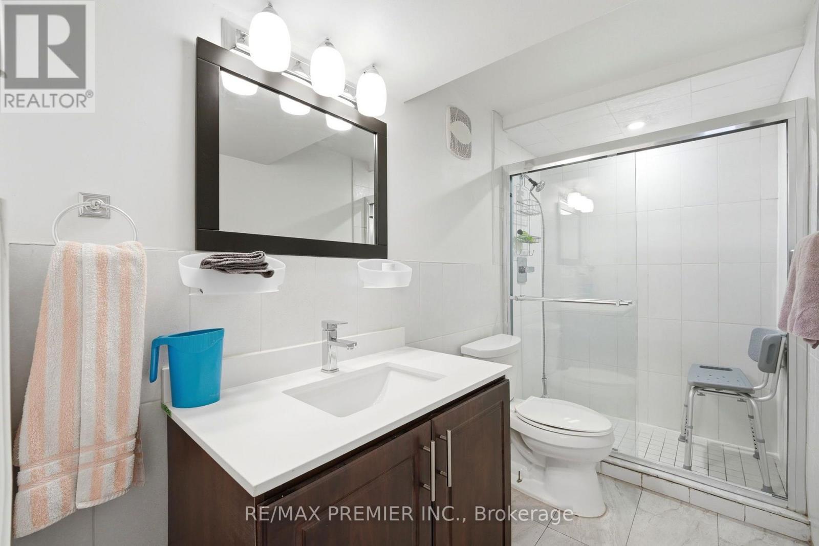 15 Madonna Gardens, Toronto, ON - Indoor Photo Showing Bathroom