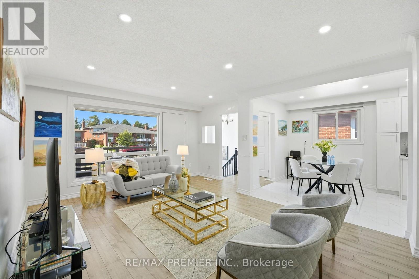 15 Madonna Gardens, Toronto, ON - Indoor Photo Showing Living Room