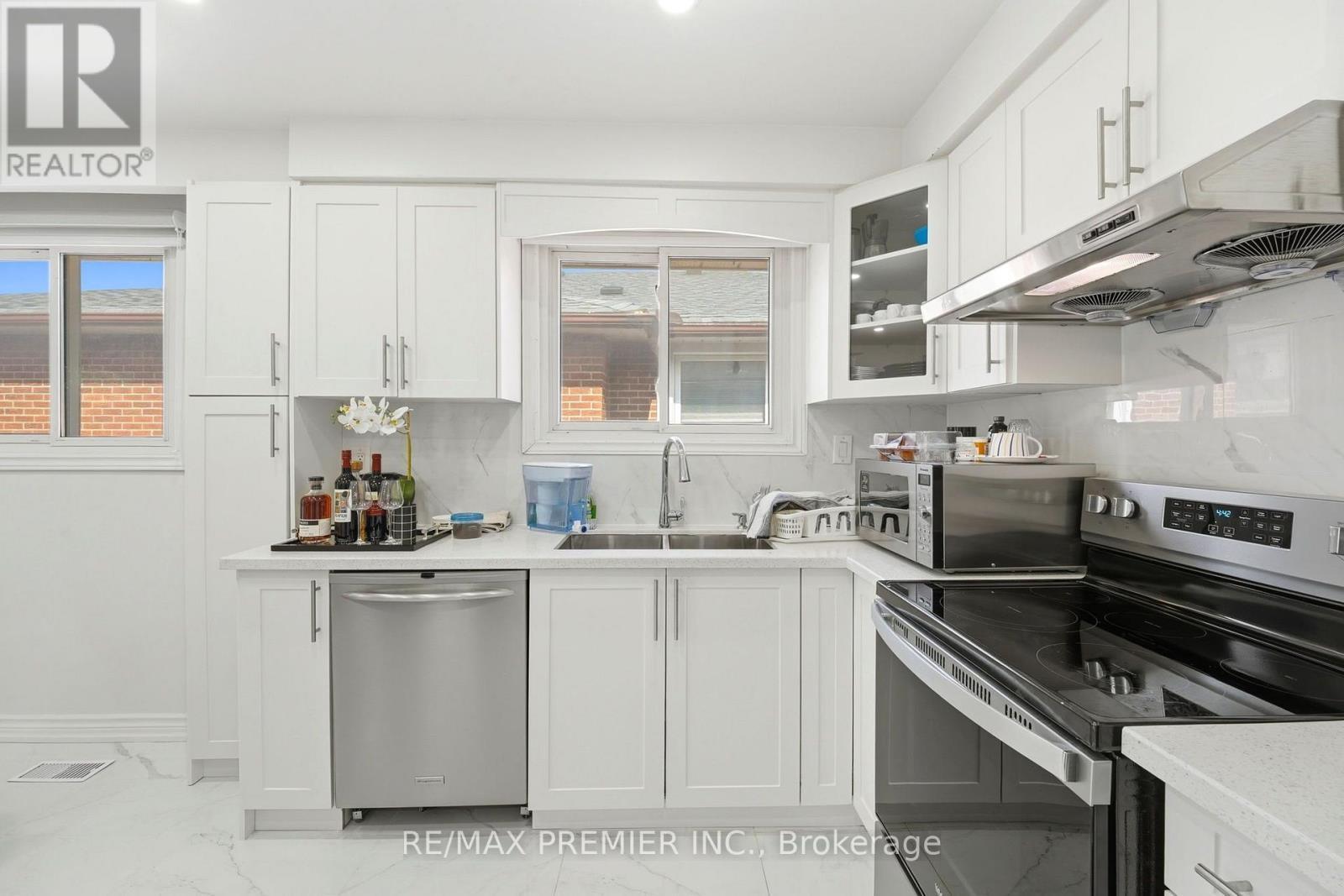 15 Madonna Gardens, Toronto, ON - Indoor Photo Showing Kitchen