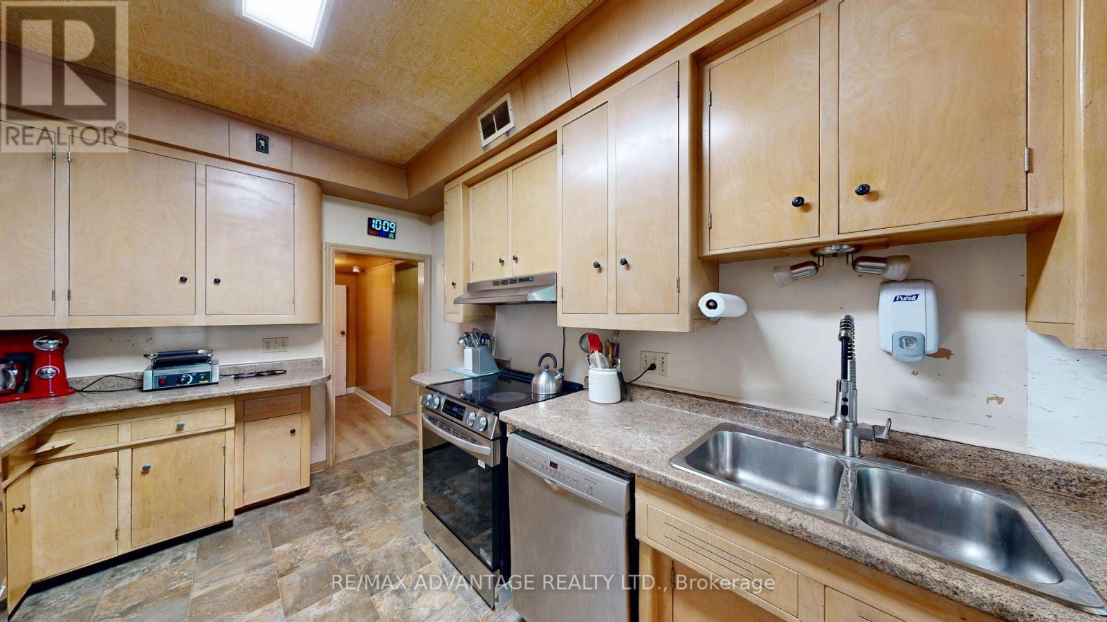 4 Farley Place, St. Thomas, ON - Indoor Photo Showing Kitchen With Double Sink