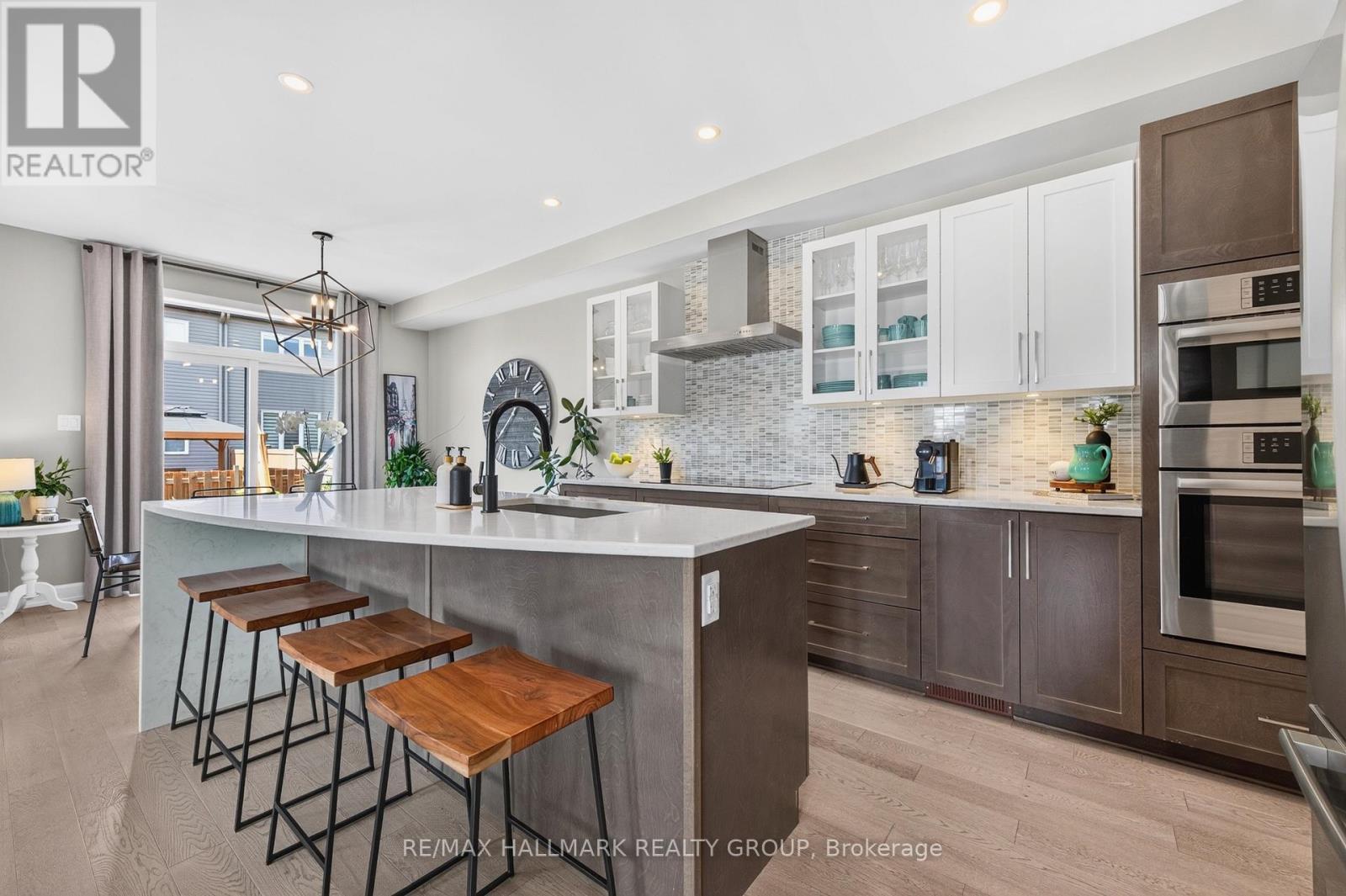 595 Decoeur Drive, Ottawa, ON - Indoor Photo Showing Kitchen With Upgraded Kitchen