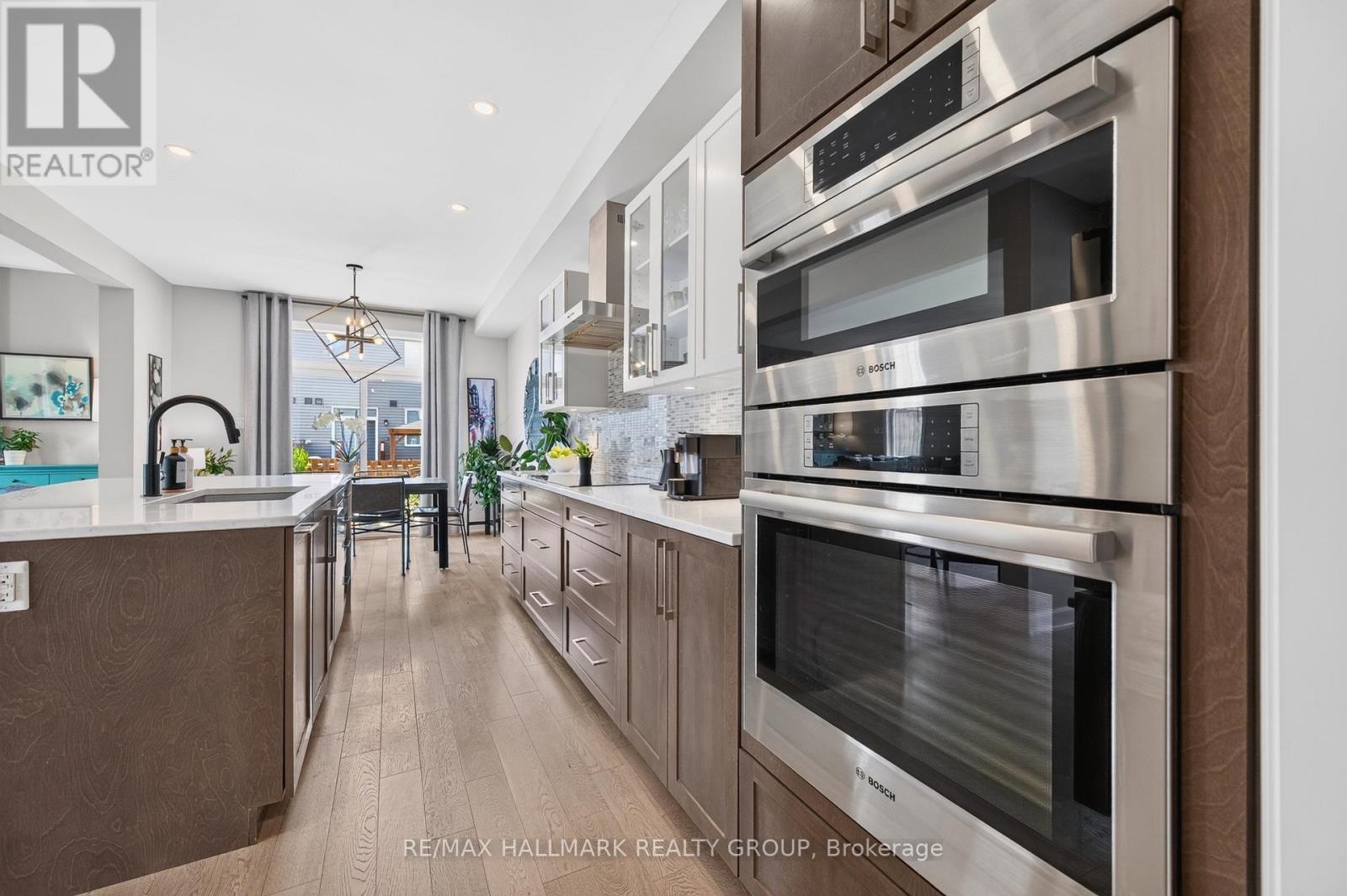595 Decoeur Drive, Ottawa, ON - Indoor Photo Showing Kitchen With Upgraded Kitchen