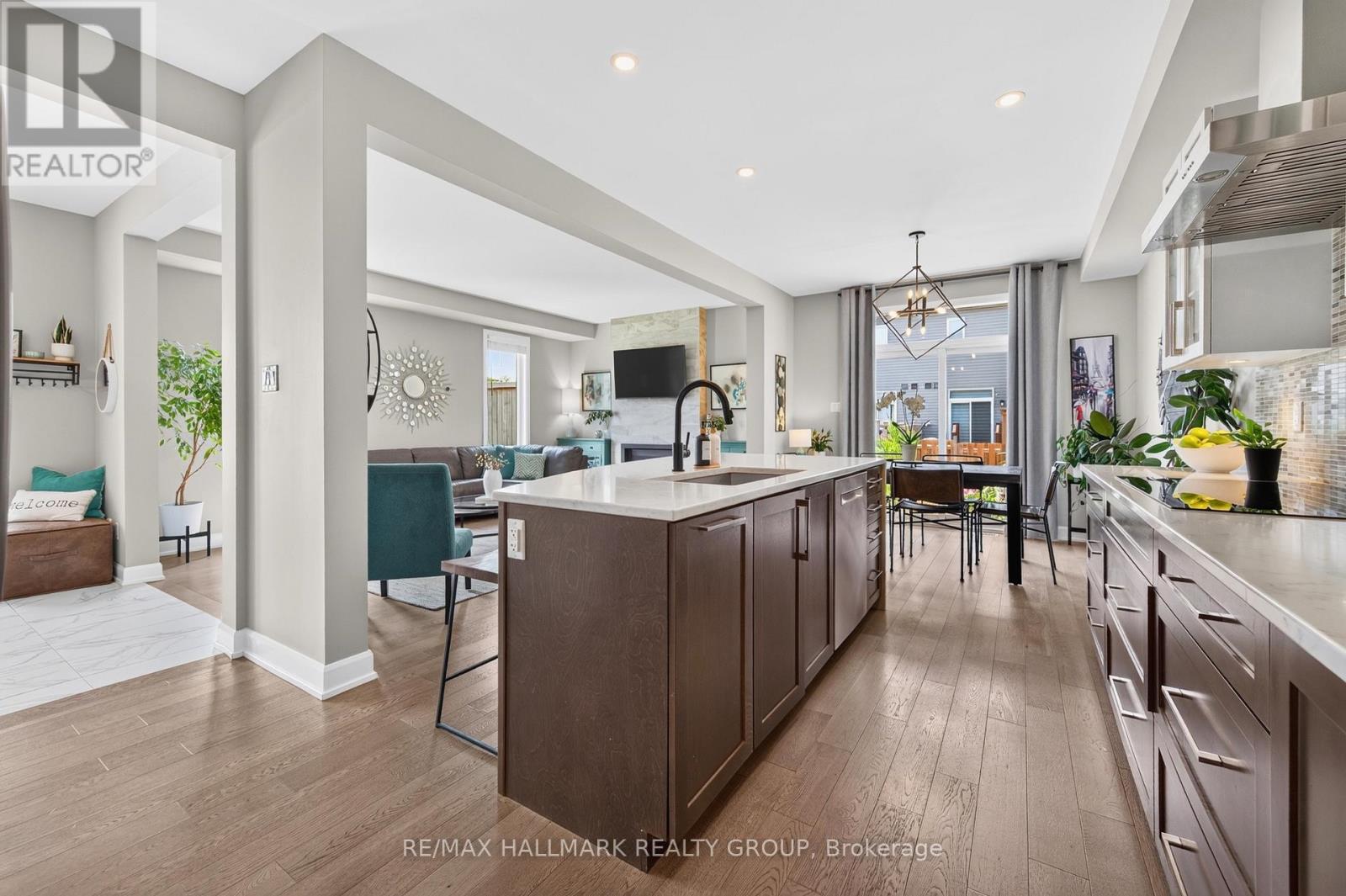 595 Decoeur Drive, Ottawa, ON - Indoor Photo Showing Kitchen With Upgraded Kitchen