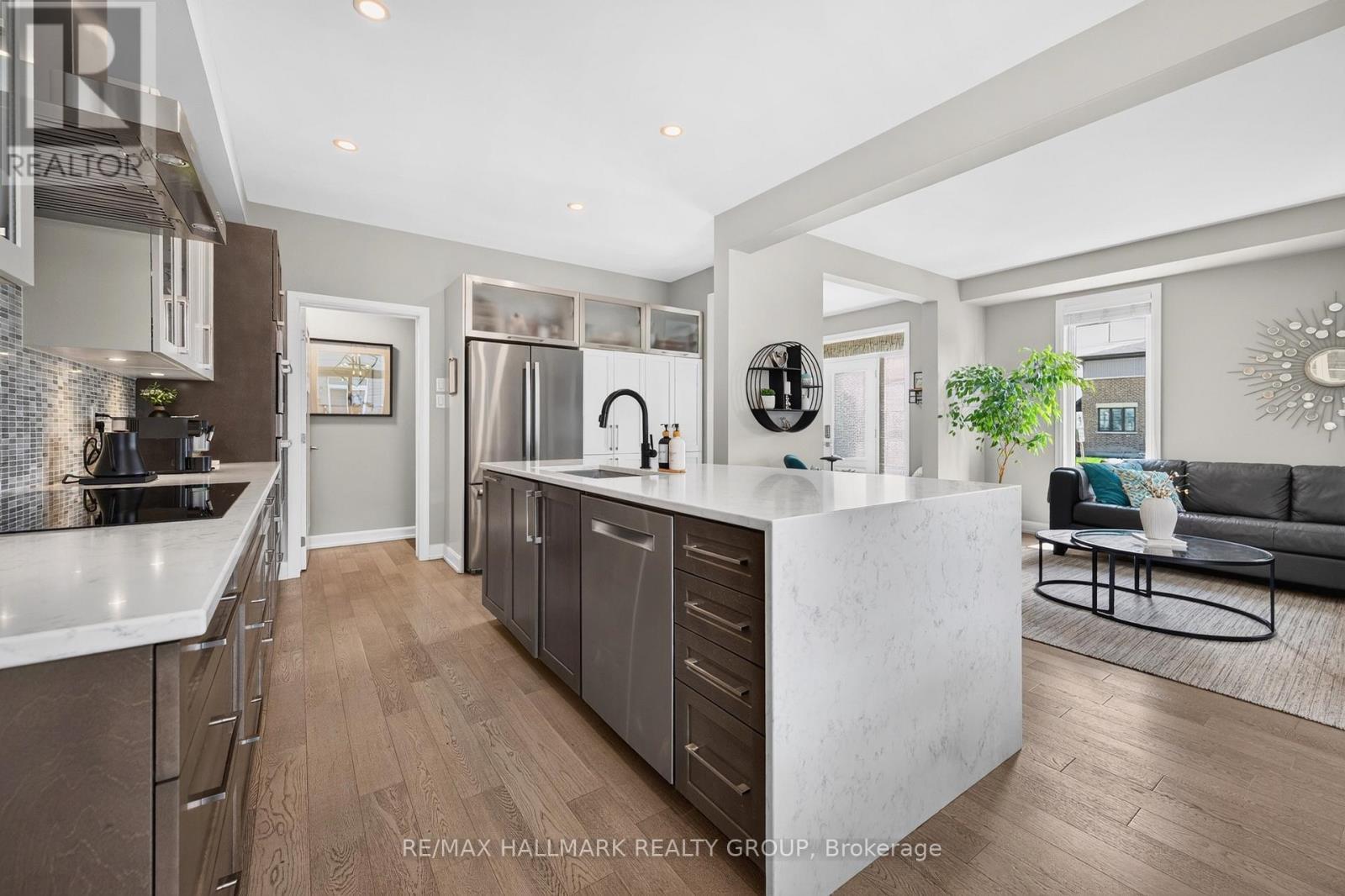595 Decoeur Drive, Ottawa, ON - Indoor Photo Showing Kitchen With Upgraded Kitchen
