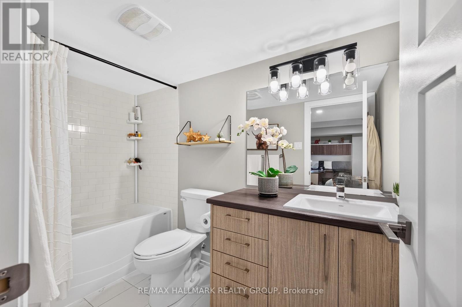 595 Decoeur Drive, Ottawa, ON - Indoor Photo Showing Bathroom