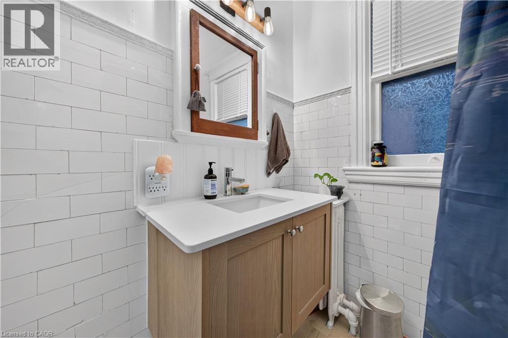 148 Markland Street, Hamilton, ON - Indoor Photo Showing Bathroom