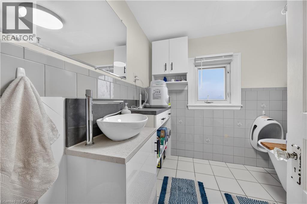 148 Markland Street, Hamilton, ON - Indoor Photo Showing Bathroom