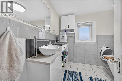 148 Markland Street, Hamilton, ON - Indoor Photo Showing Bathroom