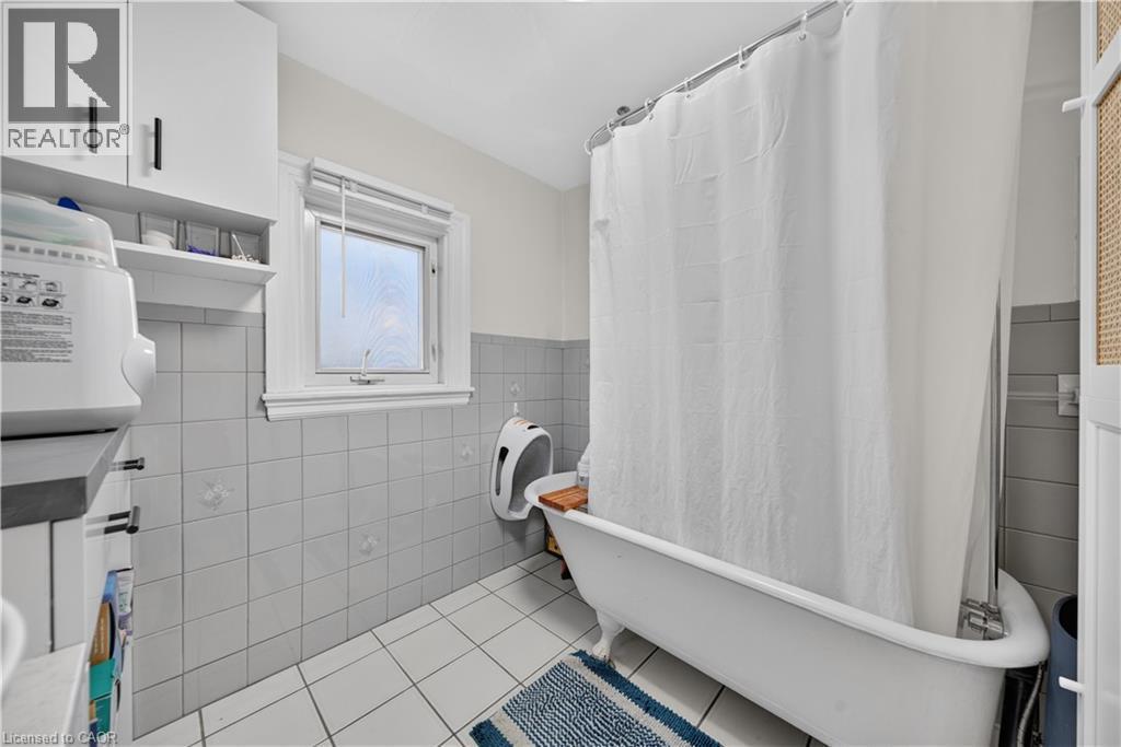 148 Markland Street, Hamilton, ON - Indoor Photo Showing Bathroom
